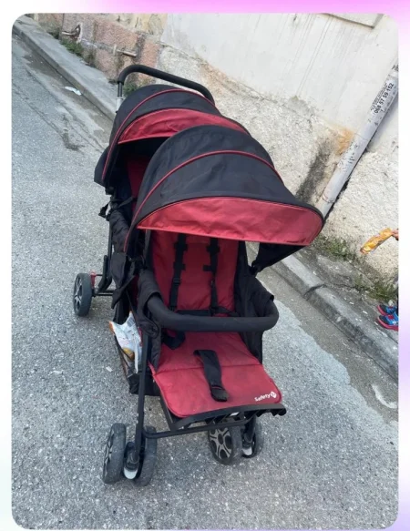SHITET – Karrocë për binjakë / fëmijë me moshë të afërt. Në gjendje shumë të mirë ,Shumë praktike, e lehtë për t’u përdorur, E përshtatshme për dy fëmijë (binjakë ose moshë të ngjashme) Çmimi: 8.000 Lekë