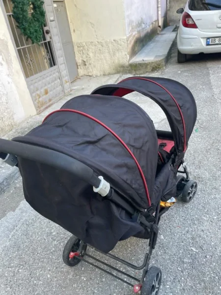 SHITET – Karrocë për binjakë / fëmijë me moshë të afërt. Në gjendje shumë të mirë ,Shumë praktike, e lehtë për t’u përdorur, E përshtatshme për dy fëmijë (binjakë ose moshë të ngjashme) Çmimi: 8.000 Lekë