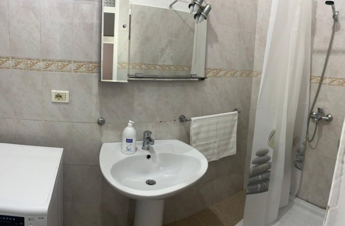 Tirane, jepet me qera apartament 1+1+Aneks+Ballkon Kati 2, 80 m² 500 € (Prane Pazarit te ri)