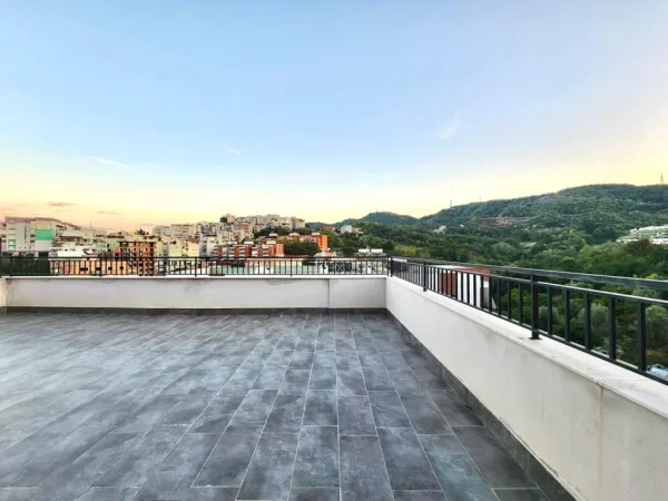 Penthouse me Qera: 2+1+2wc & verandë gjigande ~ (📍Kodra e diellit - ngitur me kopshtin Botanik) || 1,000€/Muaj 🔥