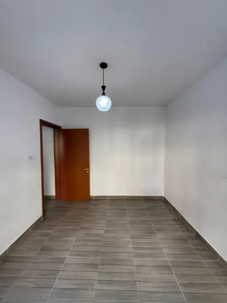 Tirane, shitet apartament 1+1+Ballkon Kati 1, 71 m² 106.000 € (Laprak)