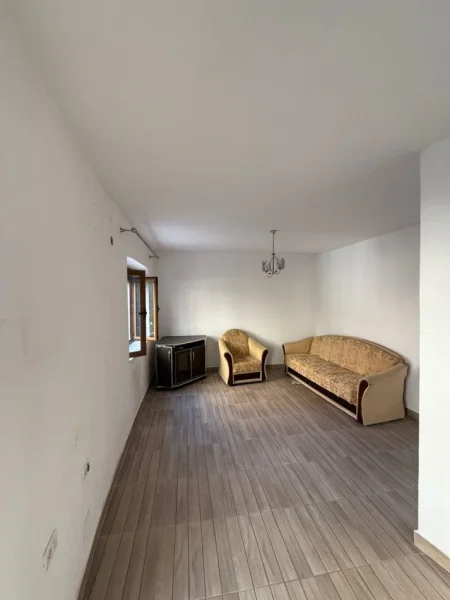 Tirane, shitet apartament 1+1+Ballkon Kati 1, 71 m² 106.000 € (Laprak)