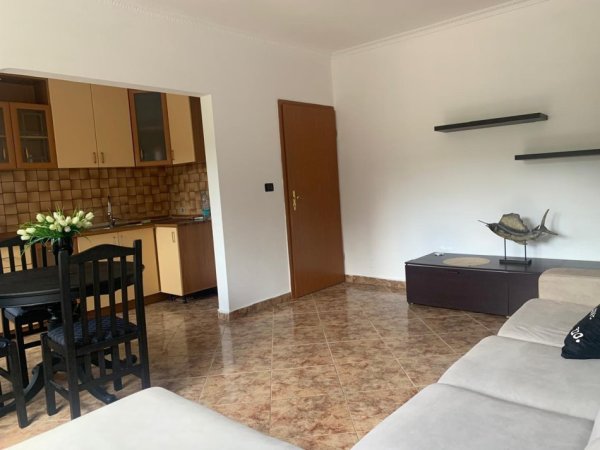 Tirane, jepet me qera apartament 1+1 Kati 2, 62 m² 315 € (Rruga Llambi Bonata)