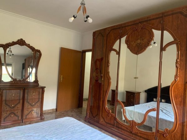 Tirane, jepet me qera apartament 1+1 Kati 2, 62 m² 315 € (Rruga Llambi Bonata)