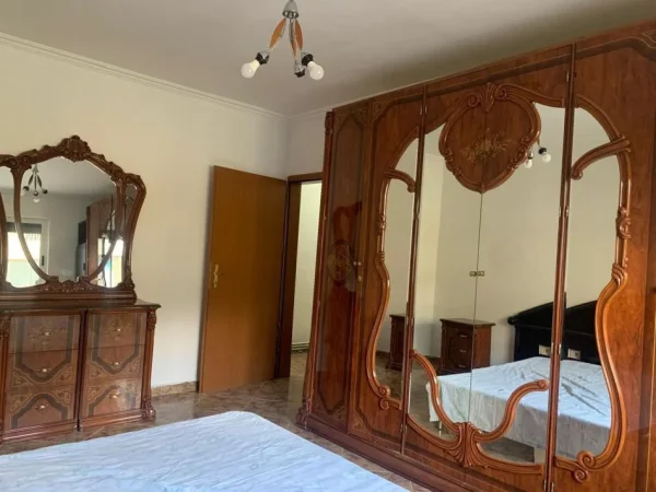 Tirane, jepet me qera apartament 1+1 Kati 2, 62 m² 315 € (Rruga Llambi Bonata)