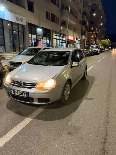 Tirane, shes makine golf 5 Nafte, gri metalizato manuale Klima 300.000 km 3.200 €