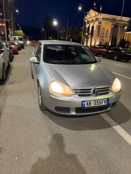 Tirane, shes makine golf 5 Nafte, gri metalizato manuale Klima 300.000 km 3.200 €