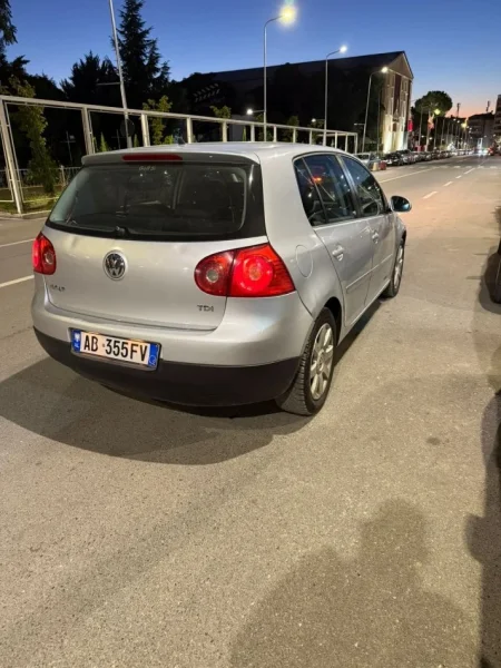 Tirane, shes makine golf 5 Nafte, gri metalizato manuale Klima 300.000 km 3.200 €