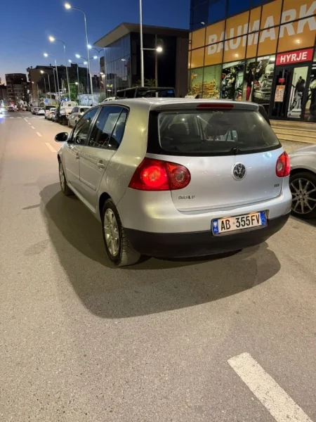 Tirane, shes makine golf 5 Nafte, gri metalizato manuale Klima 300.000 km 3.200 €