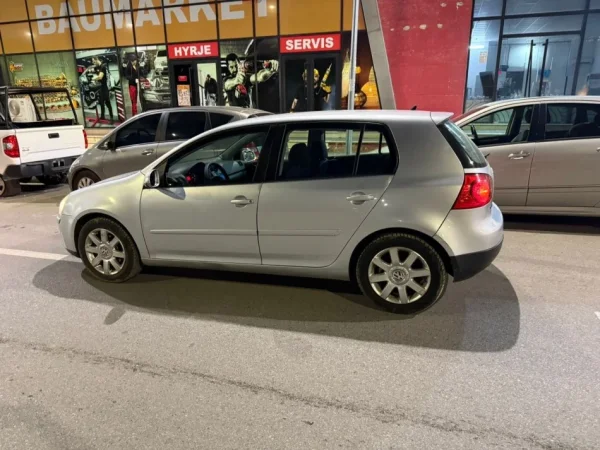 Tirane, shes makine golf 5 Nafte, gri metalizato manuale Klima 300.000 km 3.200 €
