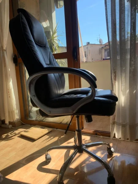 Tirane, shes karrige zyre në gjendje si të re 140 €