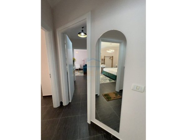 Tirane, shitet apartament 2+1+Ballkon Kati 3, 94 m² 250.000 € (Rruga e Barrikadave)