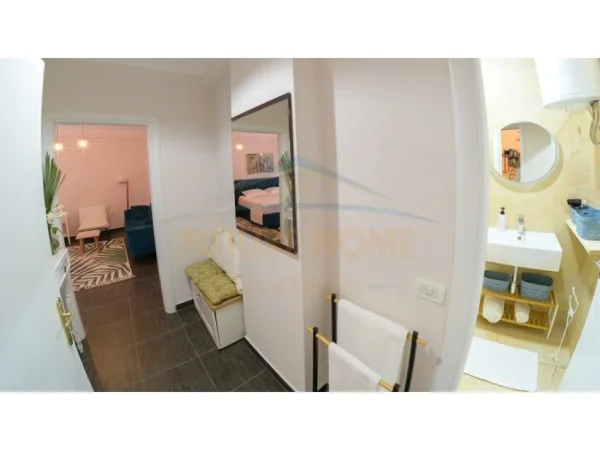 Tirane, shitet apartament 2+1+Ballkon Kati 3, 94 m² 250.000 € (Rruga e Barrikadave)