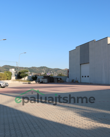 Shitet 1200m2 Kapanon + Zyra dhe 3000m2 Truall ne Vore