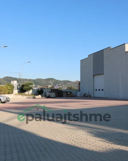 Shitet 1200m2 Kapanon + Zyra dhe 3000m2 Truall ne Vore