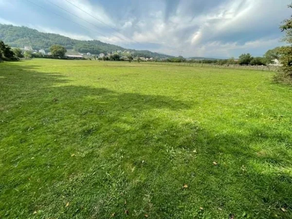 Tirane, shitet toke , 1.300 m² 82.000 € (Fshati Daias perballe "Nano resort" Tirane.)