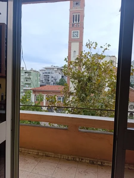 Tirane, jepet me qera nga Pronari, pa-komision apartament 2+1+Aneks+Ballkon Kati 4, 90 m² 800 € (Rr. Kavajes, perballe kishes)