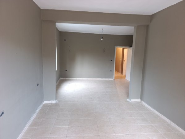 Tirane, jepet me qera nga Pronari, pa-komision apartament 2+1+Aneks+Ballkon Kati 4, 90 m² 800 € (Rr. Kavajes, perballe kishes)
