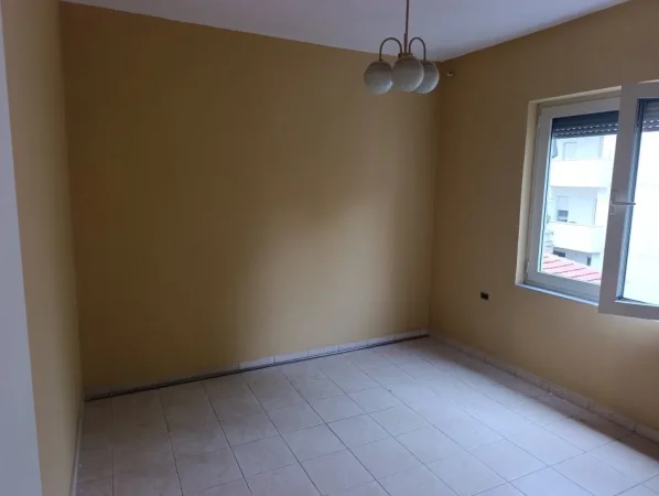 Tirane, jepet me qera nga Pronari, pa-komision apartament 2+1+Aneks+Ballkon Kati 4, 90 m² 800 € (Rr. Kavajes, perballe kishes)