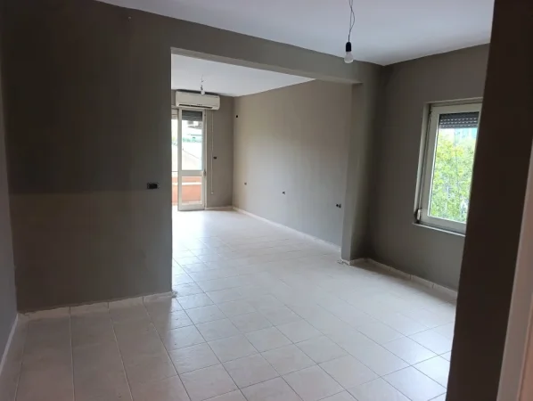 Tirane, jepet me qera nga Pronari, pa-komision apartament 2+1+Aneks+Ballkon Kati 4, 90 m² 800 € (Rr. Kavajes, perballe kishes)