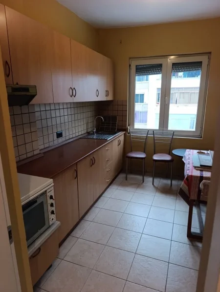 Tirane, jepet me qera nga Pronari, pa-komision apartament 2+1+Aneks+Ballkon Kati 4, 90 m² 800 € (Rr. Kavajes, perballe kishes)