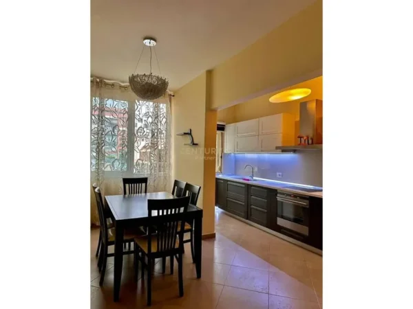 Tirane, jepet me qera apartament 2+1+Aneks+Ballkon Kati 1, 110 m² 500 € (Astir)