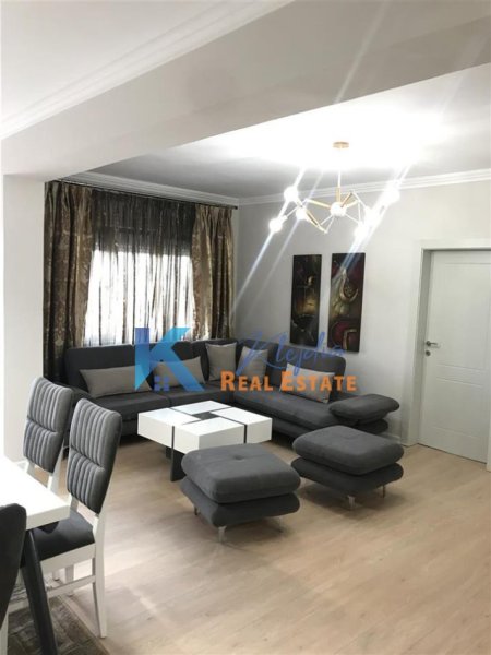Tirane, jap me qera apartament 3+1+Ballkon Kati 6, 125 m² (ne Qender, afer Piazza)