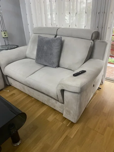 Tirane, shes Shes Divane 3,2 dhe tek, me 6 karrige dhe mbajtsen e televizorit