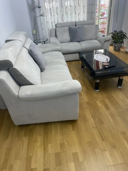 Tirane, shes Shes Divane 3,2 dhe tek, me 6 karrige dhe mbajtsen e televizorit