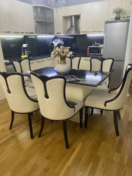 Tirane, shes Shes Divane 3,2 dhe tek, me 6 karrige dhe mbajtsen e televizorit