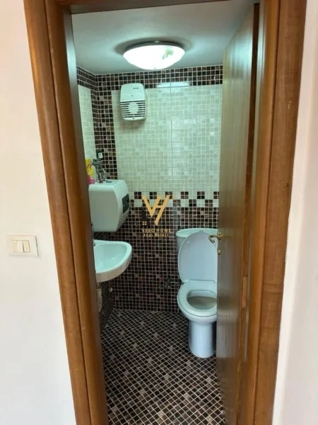 Tirane, jepet me qera zyre Kati 0, 61 m² 1.000 € (ZOGU I ZI)