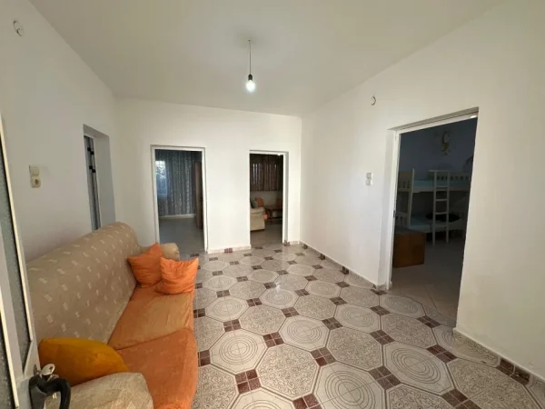 Tirane, jepet me qera apartament 2+1 , 450 €