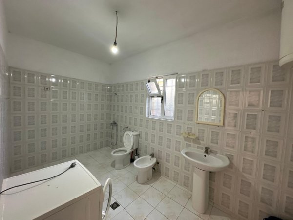 Tirane, jepet me qera apartament 2+1 , 450 €