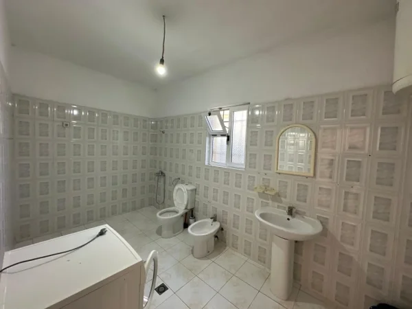Tirane, jepet me qera apartament 2+1 , 450 €