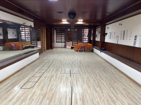 Tirane, jepet me qera ambjent biznesi Kati 0, 110 m² 800 € (Prane Shkolles Bajram Curri)