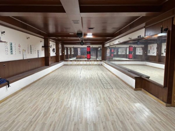 Tirane, jepet me qera ambjent biznesi Kati 0, 110 m² 800 € (Prane Shkolles Bajram Curri)