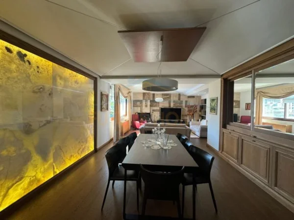 Tirane, jepet me qera apartament+verande | Penthouse 2+1 Kati 8, 241 m² 1800 € (PRANE KOPSHTIT ZOOLOGJIK)