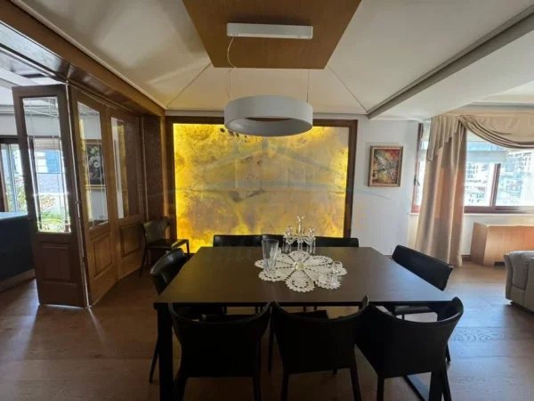 Tirane, jepet me qera apartament+verande | Penthouse 2+1 Kati 8, 241 m² 1800 € (PRANE KOPSHTIT ZOOLOGJIK)