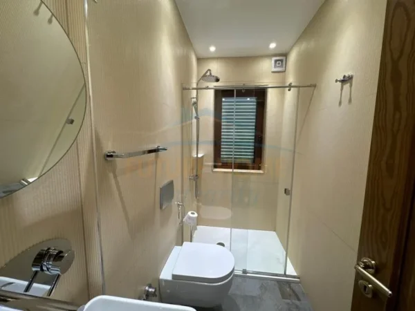 Tirane, jepet me qera apartament+verande | Penthouse 2+1 Kati 8, 241 m² 1800 € (PRANE KOPSHTIT ZOOLOGJIK)