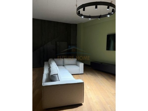 Tirane, jepet me qera apartament 3+1 Kati 8, 195 m² 1.700 € 