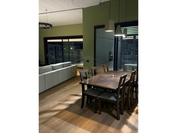 Tirane, jepet me qera apartament 3+1 Kati 8, 195 m² 1.700 € 