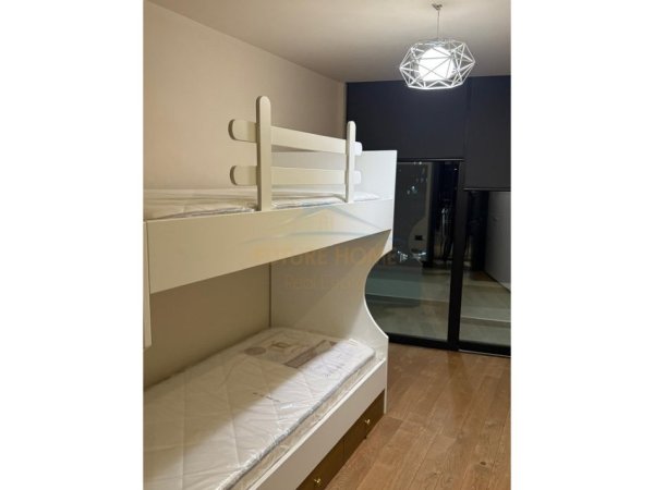 Tirane, jepet me qera apartament 3+1 Kati 8, 195 m² 1.700 € 