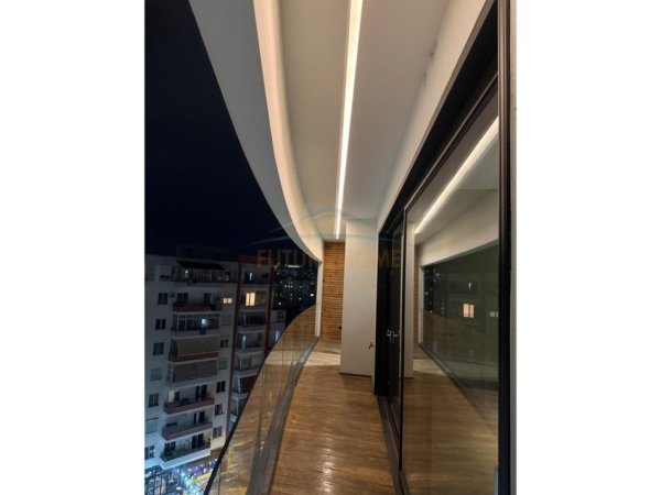 Tirane, jepet me qera apartament 3+1 Kati 8, 195 m² 1.700 € 