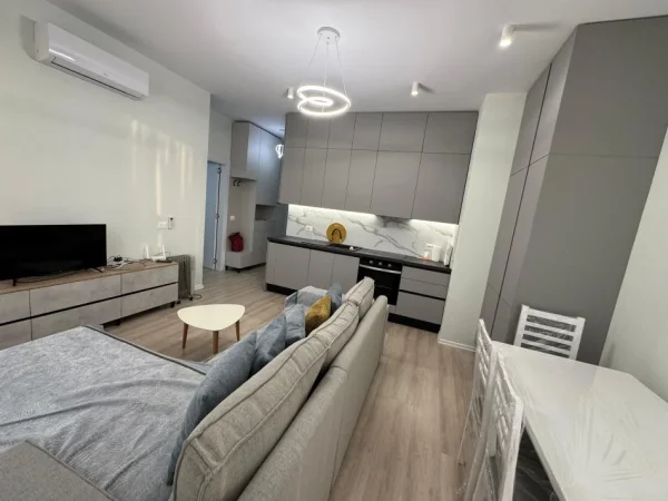 Tirane, jepet me qera apartament 1+1 Kati 9, 55 m² 650 € (Rruga Riza Cerova)