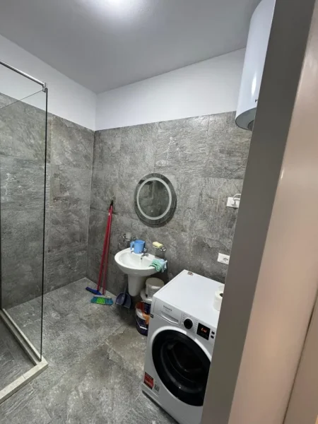 Tirane, jepet me qera apartament 1+1 Kati 9, 55 m² 650 € (Rruga Riza Cerova)