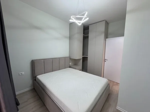Tirane, jepet me qera apartament 1+1 Kati 9, 55 m² 650 € (Rruga Riza Cerova)