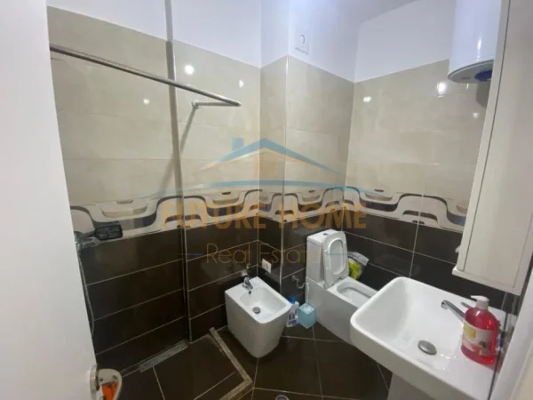 Tirane, jepet me qera apartament 1+1 Kati 3, 86 m² 480 € (Prane Spitalit Amerikan 3)