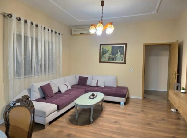 Tirane, jepet me qera apartament 3+1 Kati 1, 120 m² 800 € (Fusha e Aviacionit)