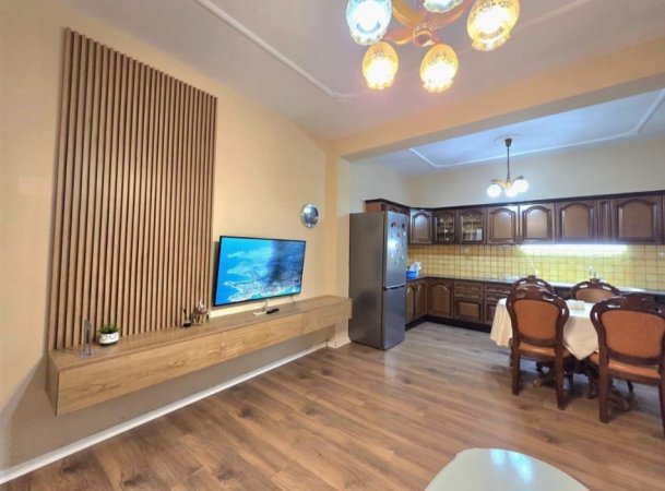 Tirane, jepet me qera apartament 3+1 Kati 1, 120 m² 800 € (Fusha e Aviacionit)