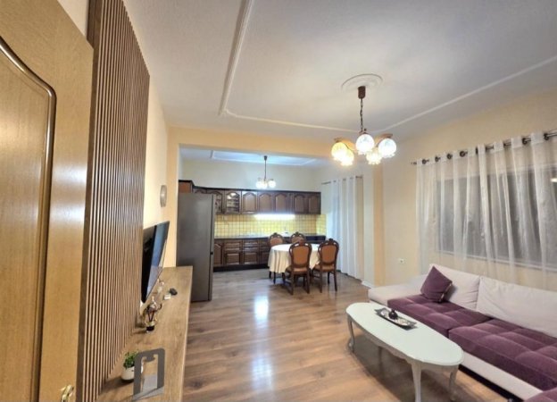 Tirane, jepet me qera apartament 3+1 Kati 1, 120 m² 800 € (Fusha e Aviacionit)